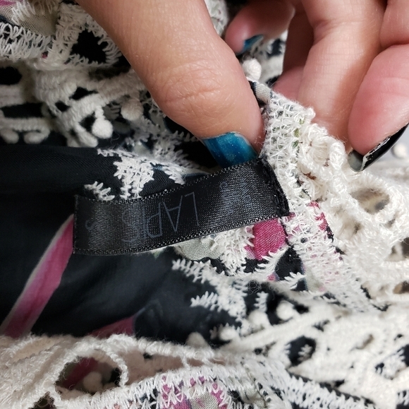 Lapis beautiful sheer,crochet top size small - Picture 8 of 10